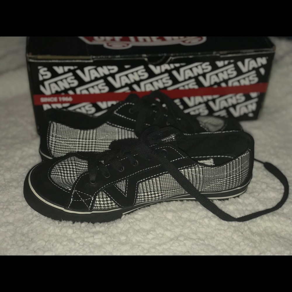 BLACK AND WHITE VANS SNEAKERS
